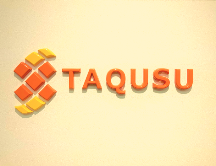 伏見オフィスにあるタクスのロゴ